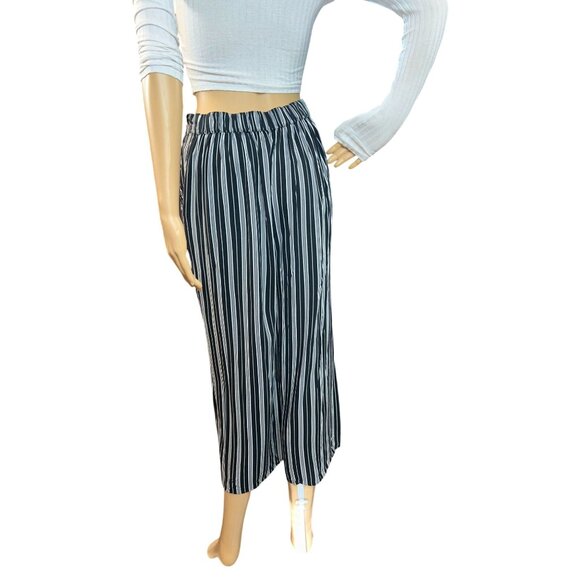 (5 for $25) Hollister Wide Leg Cropped Pants in Black/White Stripe - Small - Picture 4 of 5